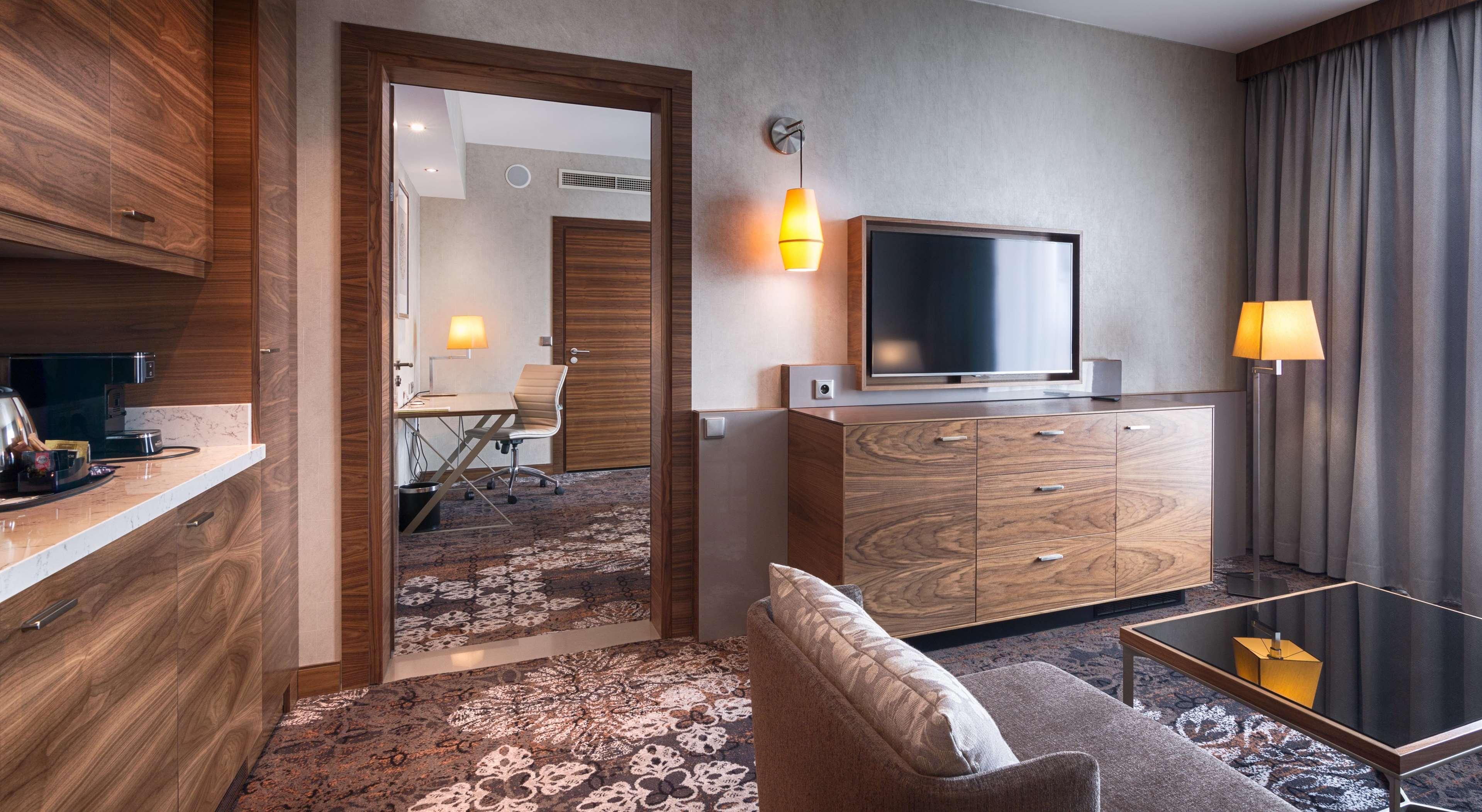 Doubletree By Hilton Krakow Hotel & Convention Center Exterior photo