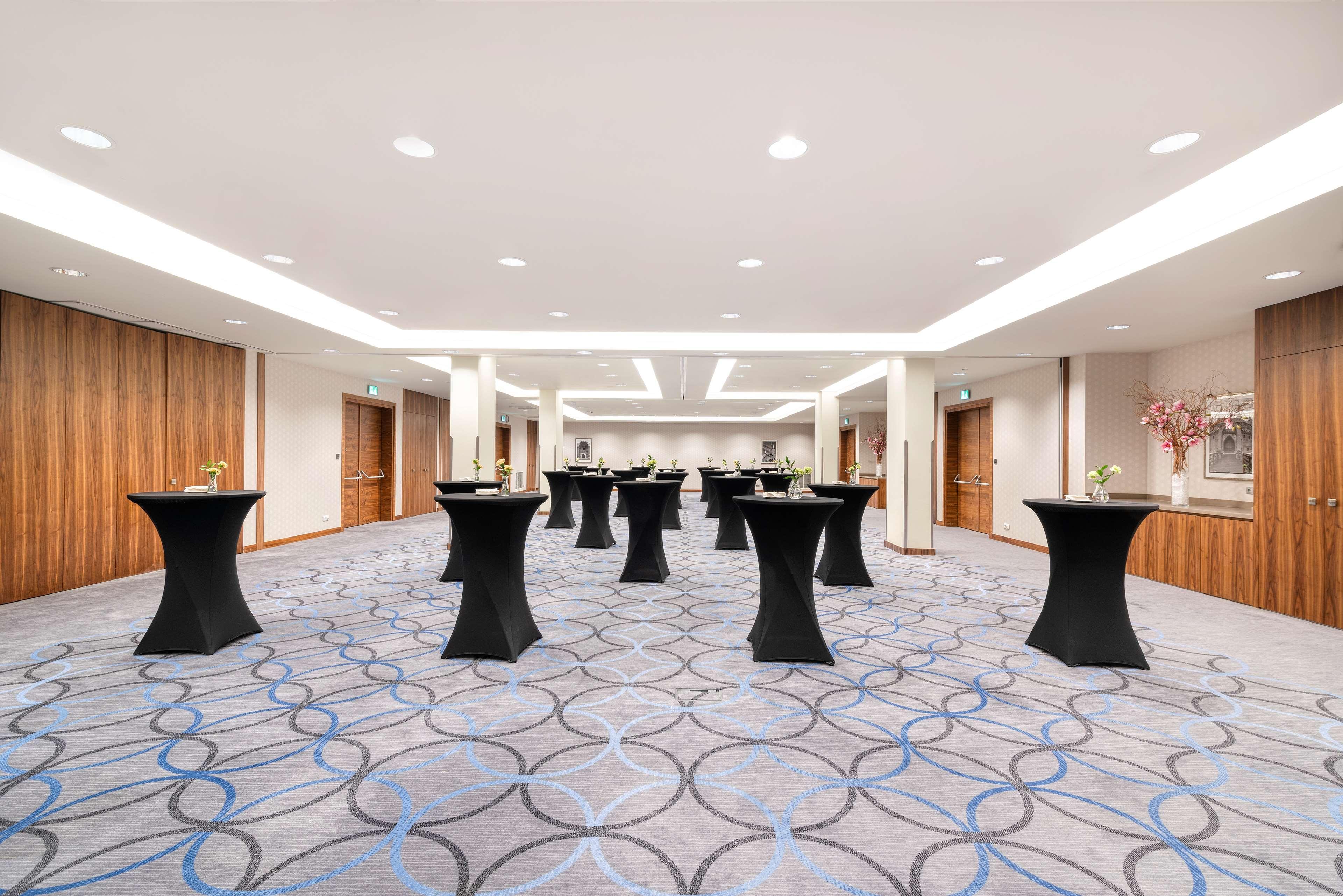 Doubletree By Hilton Krakow Hotel & Convention Center Exterior photo
