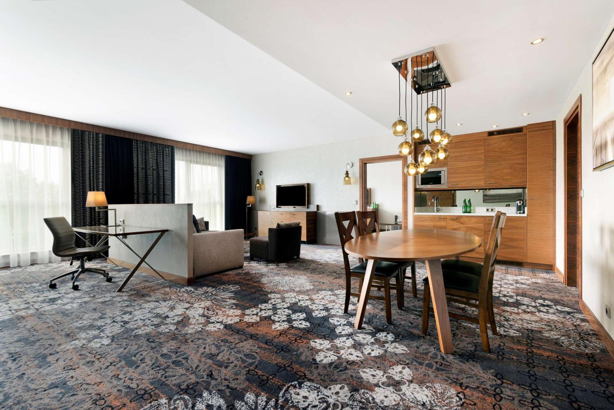 Doubletree By Hilton Krakow Hotel & Convention Center Exterior photo