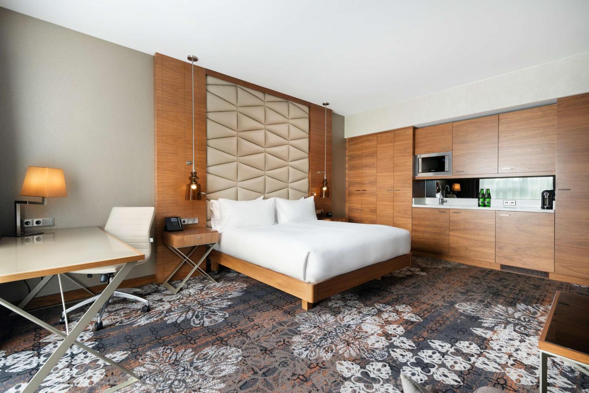 Doubletree By Hilton Krakow Hotel & Convention Center Exterior photo